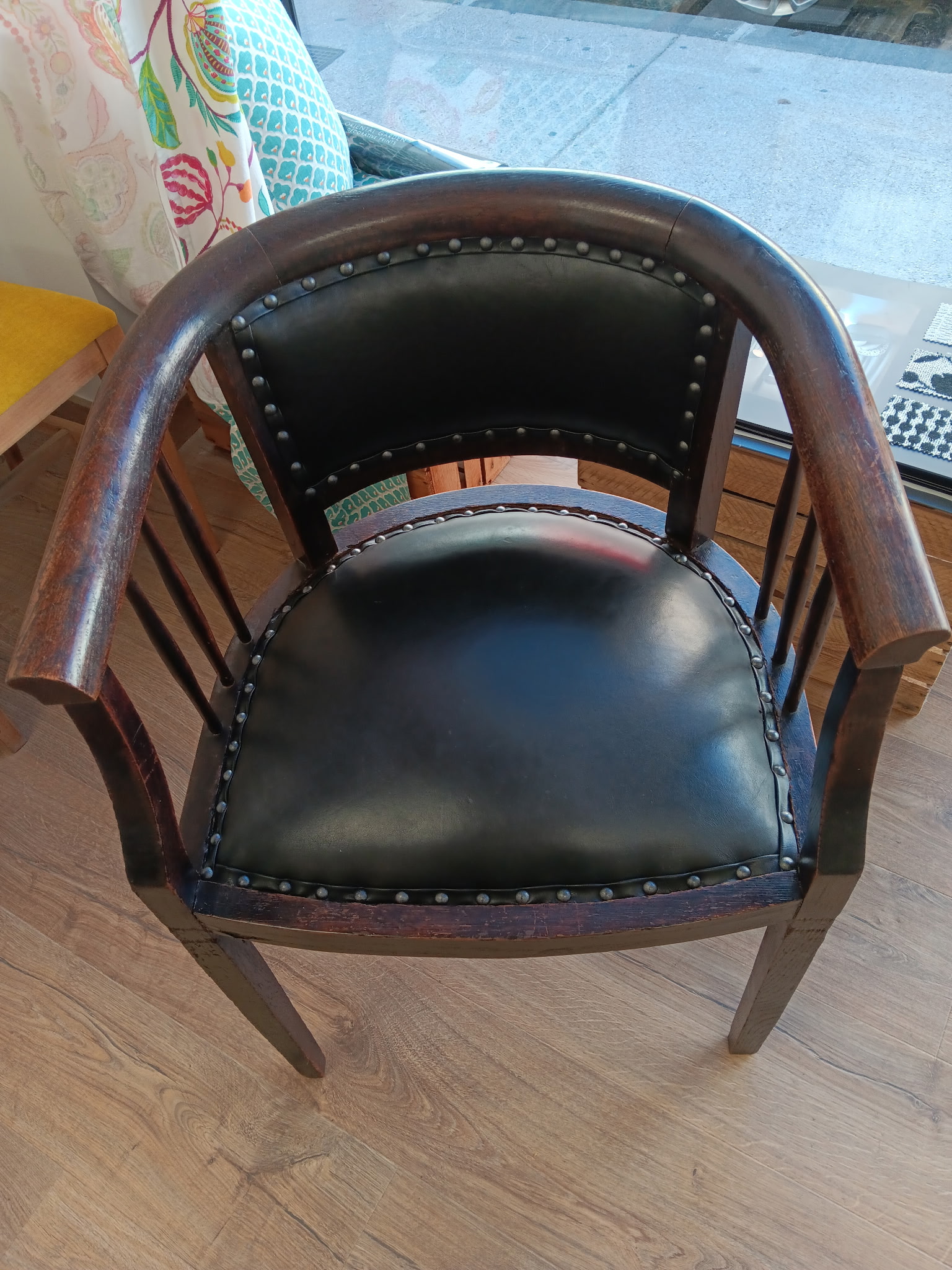 Le fauteuil terminé, avec son assise et son dossier noirs bordés de clous décoratifs