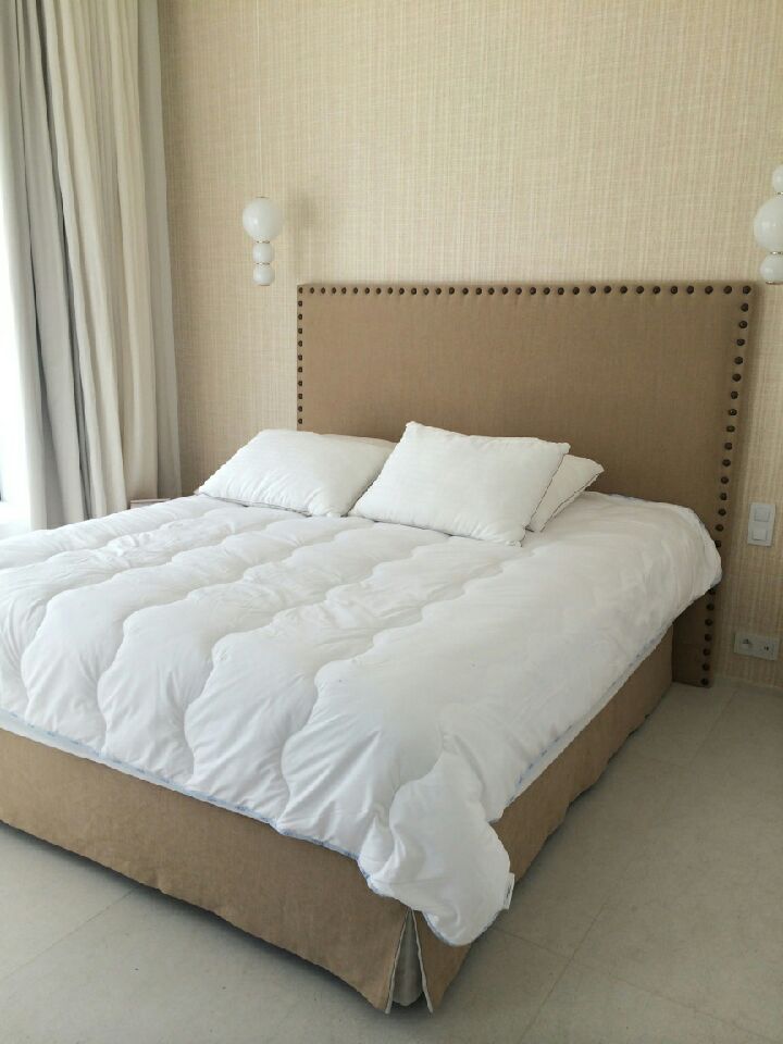 Tête de lit en lin à finition cloutée et parement de sommier assorti, réalisés par SOFA