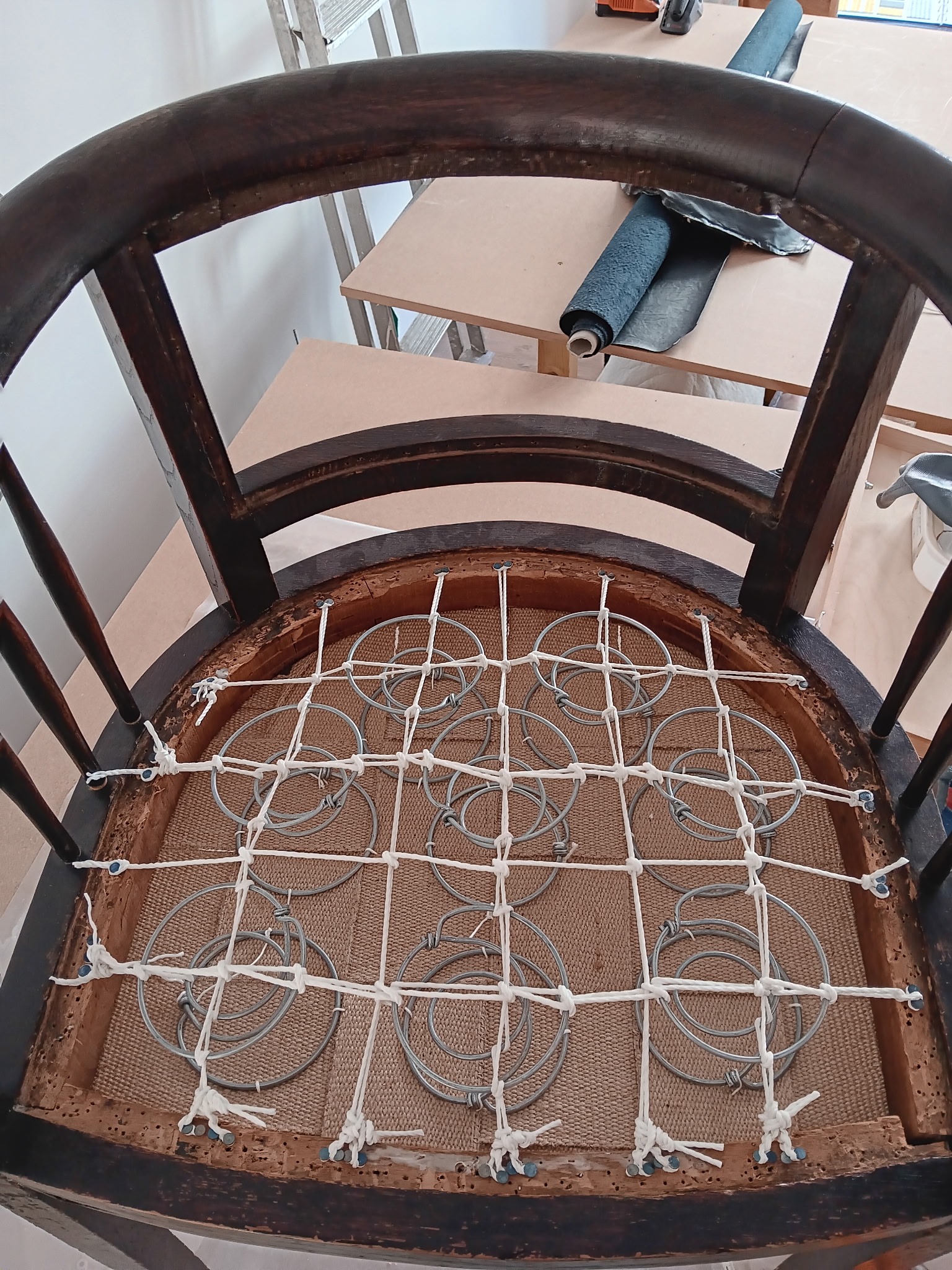Les ressorts de l’assise, reliés et maintenus par des cordes de guindage
