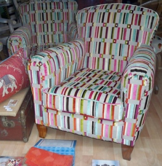 Paire de petits fauteuils club restaurés en mousse et recouverts d’un tissu multicolore